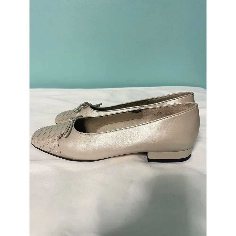 Beautiful VANELI Beige Leather Womens Size 7.5 S SLIM Slip On‎ Flats S-257